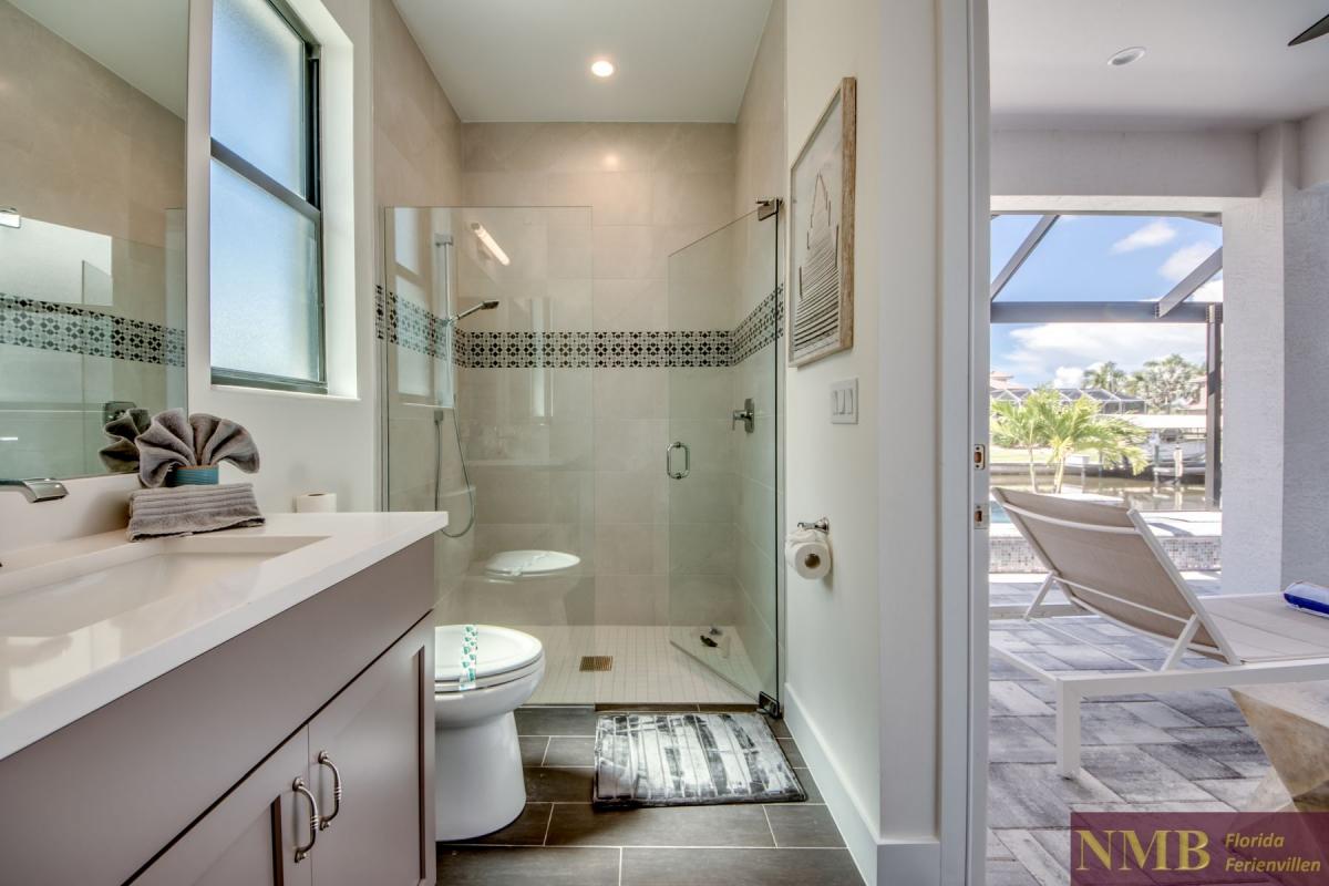 Ferienhaus-Cape-Coral-Bon Voyage_37-Guest-Suite-Pool-Bathroom
